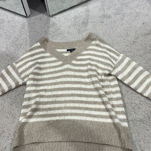 American Eagle Beige and White Striped V-neck Sweater Jegging Fit